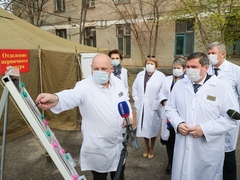 Андрей Бочаров проверил новый инфекционный госпиталь и отделение первичного осмотра